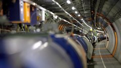 Тунелът с тръбата на ускорителя на Големия адронен колайдер на ЦЕРН под Женева