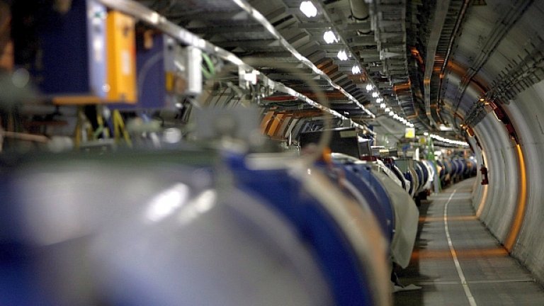 Тунелът с тръбата на ускорителя на Големия адронен колайдер на ЦЕРН под Женева
