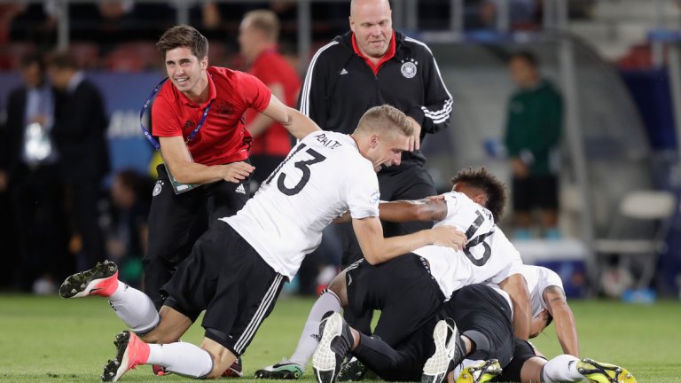 След последния съдийски сигнал младите футболисти на Германия вече можеха да изразят радостта си. Те бяха по-добри на финала и си заслужиха трофея