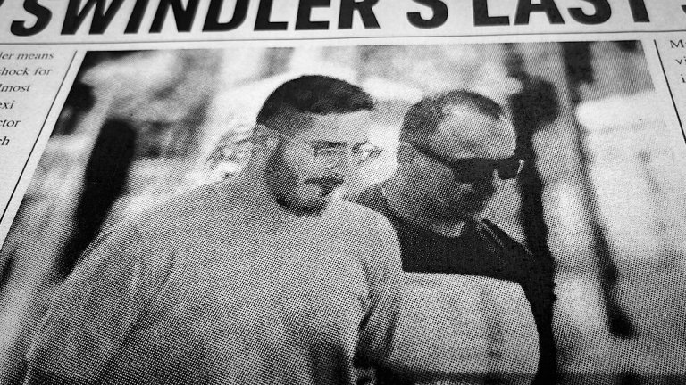 Бонус: Tinder Swindler (2022 г.)
 И на финала – за тези от вас, които нямат насита на филми, предупреждаващи ни за опасностите на интернет, предлагаме да изгледате британската документална поредица Tinder Swindler. Тя проследява израелския измамник Шимон Хают, който използва приложението за запознанства Tinder, за да съблазнява жени и да ги вкарва във финансови дългове.