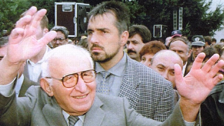 Правец, с помощта на изпълнителната власт, чества стогодишнината на Тодор Живков. Тази снимка е част от галерията с негови фотоси в Историческия музей в Правец 