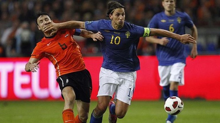 Също такава тежка задача имат и шведите в група "Е" срещу всепобеждаващата Холандия, но те поне вече си осигуриха второто място. Трите точки у дома обаче биха ги класирали директно за Евро 2012 като най-добър подгласник в групите