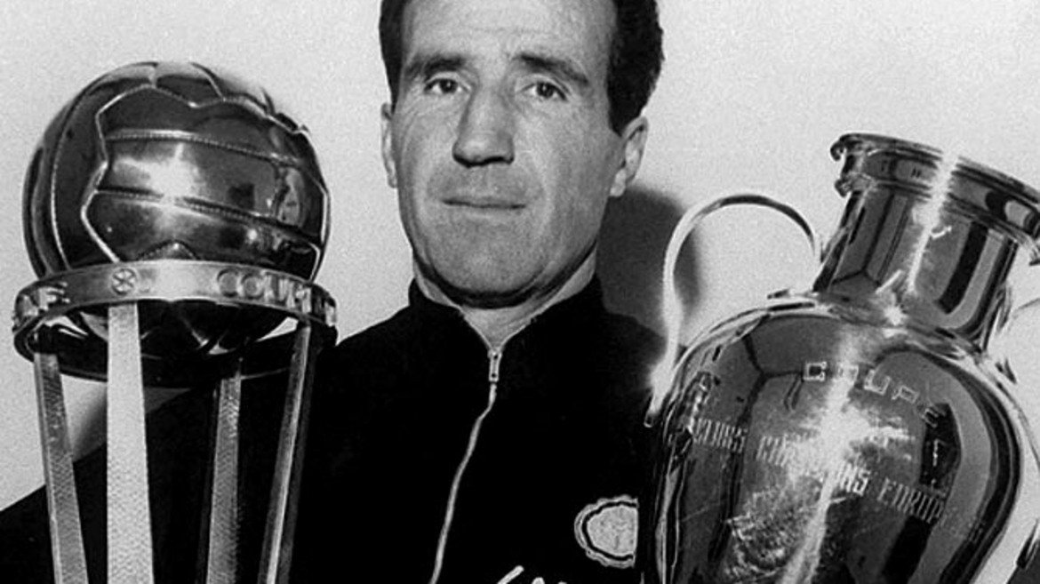 Големият Интер и фиаското в Лисабон

В началото на 60-те аржентинският треньор Хеленио Херера е нает в Интер със задачата да направи отбор-убиец. Херера изпълнява това, като води от Барселона със себе в Милано испанеца Луис Суарес, най-добър футболист на Европа за 1960 г. Херера прави от Интер един от най-силните отбори в Европа със схемата „катеначо” (4-3-2). Предизвиква истинска революция във футбола, като възлага на крайния защитник Джачинто Факети атакуващи функции. В тази конфигурация Интер печели два пъти Купата на европейските шампиони (1964, 1965) срещу Реал (3:1) и Бенфика (1:0). Става три пъти пръв в Италия. През 1967 г. тимът от Милано се класира за трети път на финал за КЕШ, след като елиминира българския ЦСКА с две равенства по 1:1 и победа 1:0 в третия мач на уж неутралния терен в Болоня. Свалянето на Интер от трона се провежда на 25 май 1967 г. в Лисабон, където срещу тима на Херера излизат смелите шотландци от Селтик, водени от мениджъра си Джок Стейн. И въпреки че Сандро Мацола открива рано головата сметка за италианците от дузпа, два гола на Томи Гемъл и Стив Чалмърс носят победата на съперника от Глазгоу. Интер на Херера заминава в историята.
