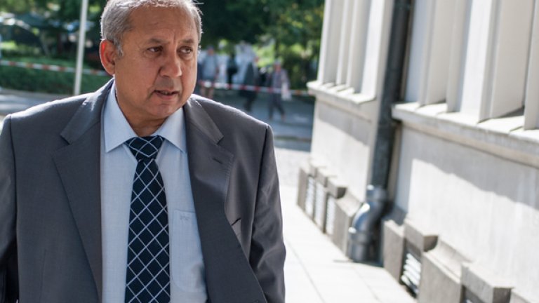 Тома Томов, един от ромските партньори на БСП, но остана извън пленарна зала