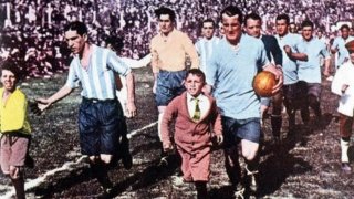 Финалът Уругвай - Аржентина, в който всеки отбор си носеше собствена топка