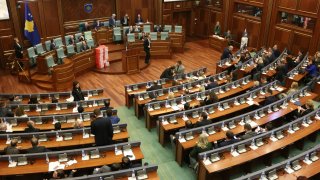 От опозицията заляха премиера Албин Курти с вода, а неговите съпартийци отвърнаха