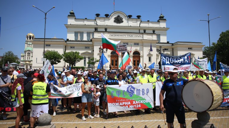 Стотици полицаи излязоха на протест в София заради ниските заплати в сектора