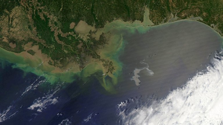 Снимките на НАСА показват огромното нефтено петно (сивото в средата), което се движи срещу делтата на река Мисисипи