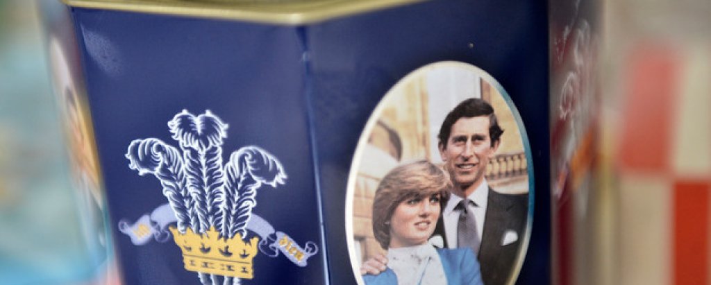 Лейди Даяна и принц Чарлз
Когато подписаха развода си през 1996-та, принцеса Даяна успя да "издои" 28 млн. долара от принц Чарлс. "Тя взе всяко едно пени, което успя", заяви тогава бившият финансов съветник на принца пред The Telegraph. "Обирът" на кралското семейство настрои цялата английска аристокрация срещу Лейди Ди... за цяла една година - до катастрофата, която отне живота й година по-късно.
