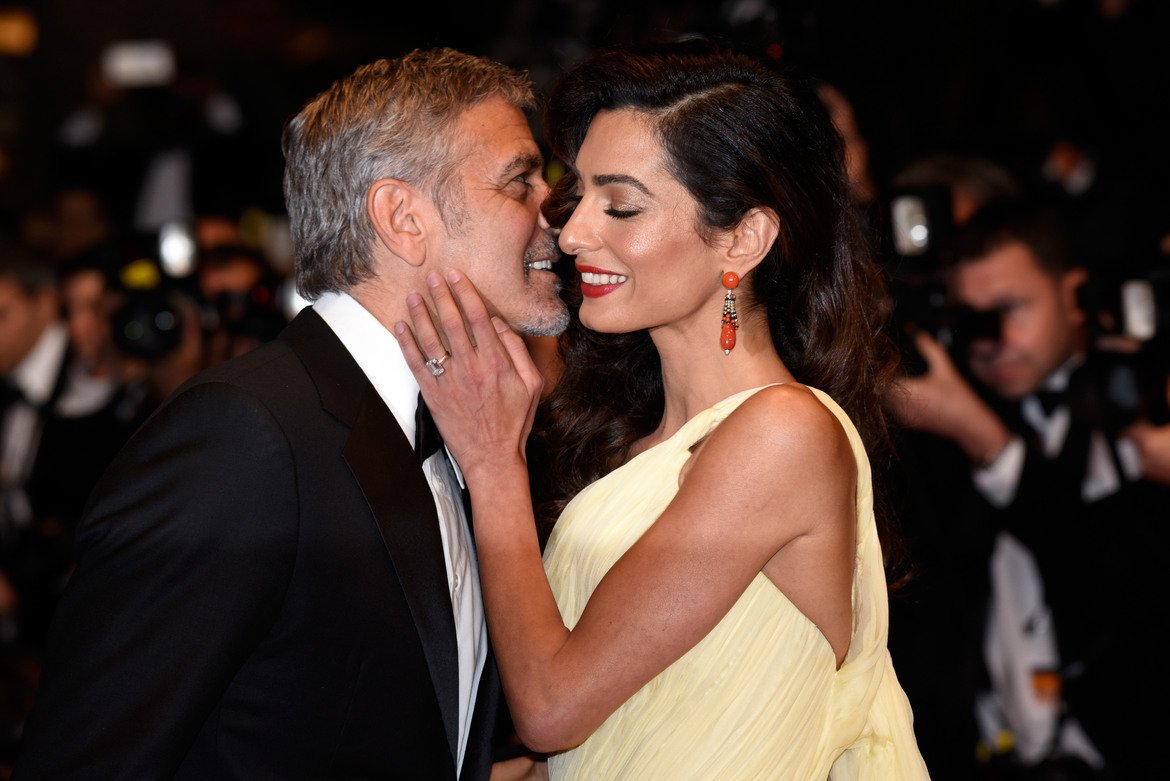  Амал и Джордж Клуни 

За немалкото време, в което Джордж Клуни е под светлините на прожекторите, името му беше свързвано с редица известни жени, сред които Чарлийз Терон, Луси Лиу и Камрън Диаз. С никоя от тях обаче не се стигна до нещо по-сериозно от папарашки снимки и спекулации в таблоидите. 

Ситуацията драстично се променя, след като в началото на 2014-а актьорът среща Амал Аламудин. Само четири месеца след това – през април, Клуни предлага брак на адвокатката по международно човешко право.