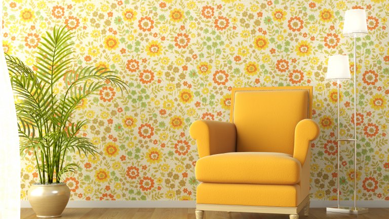 Тапети на цветяЕдно време тапетите на цветенца бяха банални и дори се приемаха за символ на кич и лош вкус. Сега обаче се завръщат на мода, обаче в далеч по-ярки и смели багри. Те носят съвсем различно от еднотипните бледи и пастелни стени и в съчетание с подходящите мебели и аксесоари се превръщат в истински интериорен шедьовър.