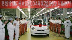 През 2004-а работници в една от фабриките на Honda в Китай отпразнуваха 200-хилядната кола, днес стачкуват заради исканите заплати от поне 300 долара на месец - близо 500 лева... 
