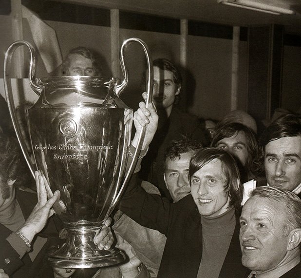 Ето го и самият Кройф, който показва Купата на шампионите, с която требълът през 1972 г. е завършен.
