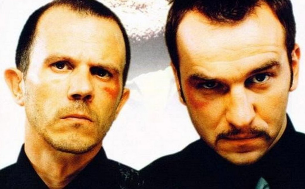 "Мъртвешки студен" (Mrtav Ladan)
Жанр: комедия
Година: 2002
Тази черна комедия от Сърбия напълно заслужава вниманието ви. В центъра на историята са двамата братя Киза и Леми - нехранимайковци, които дължат пари на гангстери. Животът им се усложнява, когато става ясно, че трябва да откарат тялото на починалия си дядо от Белград до родното си село. В противен случай баща им ги заплашва с много неприятна съдба, сравнима със заплахите на гангстерите. Поради затрудненото си финансово положение, двамата раждат гениалната идея да пренесат тялото с влак... но без да казват на останалите пътници, че дядо им всъщност е покойник.
Това, както се досещате, води до доста нелепи ситуации, в които са замесени един дребен дилър на дрога, едно малко момиченце, полицай и куп други неволни съучастници в този абсурд.
А в един момент усмивка ще ви донесе и това да чуете песен на родните "Ъпсурт".