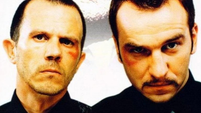 "Мъртвешки студен" (Mrtav Ladan)
Жанр: комедия
Година: 2002
Тази черна комедия от Сърбия напълно заслужава вниманието ви. В центъра на историята са двамата братя Киза и Леми - нехранимайковци, които дължат пари на гангстери. Животът им се усложнява, когато става ясно, че трябва да откарат тялото на починалия си дядо от Белград до родното си село. В противен случай баща им ги заплашва с много неприятна съдба, сравнима със заплахите на гангстерите. Поради затрудненото си финансово положение, двамата раждат гениалната идея да пренесат тялото с влак... но без да казват на останалите пътници, че дядо им всъщност е покойник.
Това, както се досещате, води до доста нелепи ситуации, в които са замесени един дребен дилър на дрога, едно малко момиченце, полицай и куп други неволни съучастници в този абсурд.
А в един момент усмивка ще ви донесе и това да чуете песен на родните "Ъпсурт".