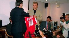 На 20 юни 1995 година Бергкамп стана футболист на Арсенал срещу 7,5 милиона лири, платени на Интер