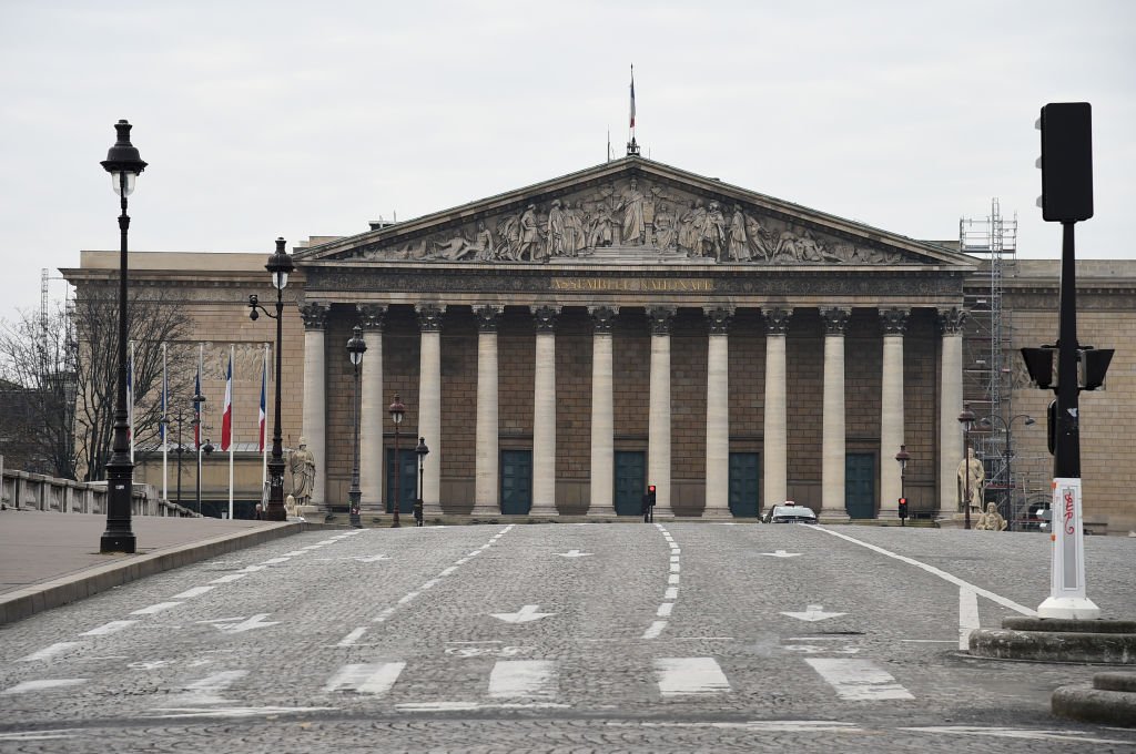 Безлюдните улици пред френския парламент на втория ден след обявяването на извънредните мерки от президента Еманюел Макрон в средата на март.