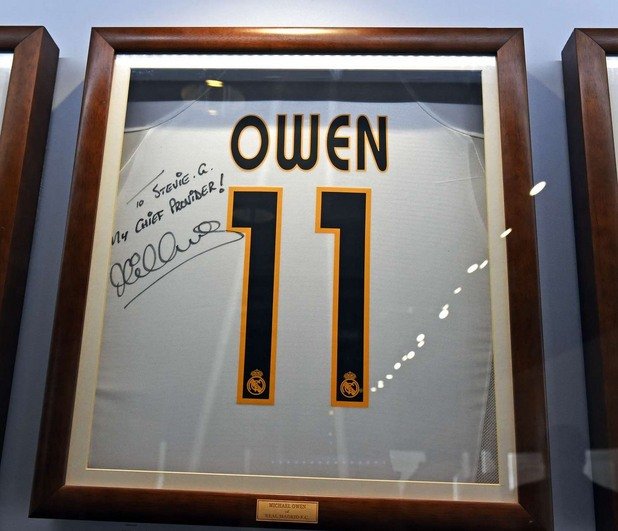 И друг голям приятел - Майкъл Оуен, му е подарил екип от времето си в Реал. "На главният ми снабдител", пише на посвещението. Оуен е вкарал най-много голове в кариерата си след пасове на Джерард.
