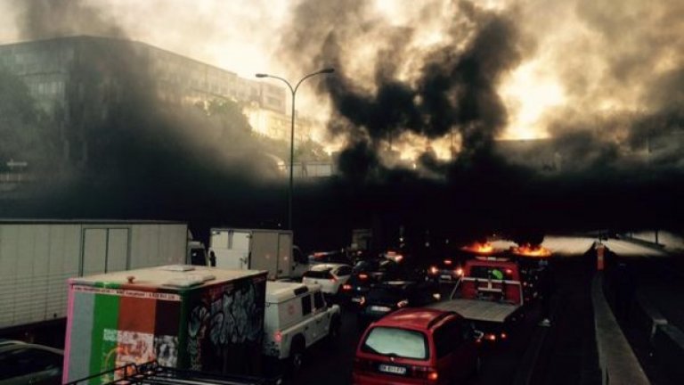 Стачката предизвика километрични задръствания около летищата и гарите