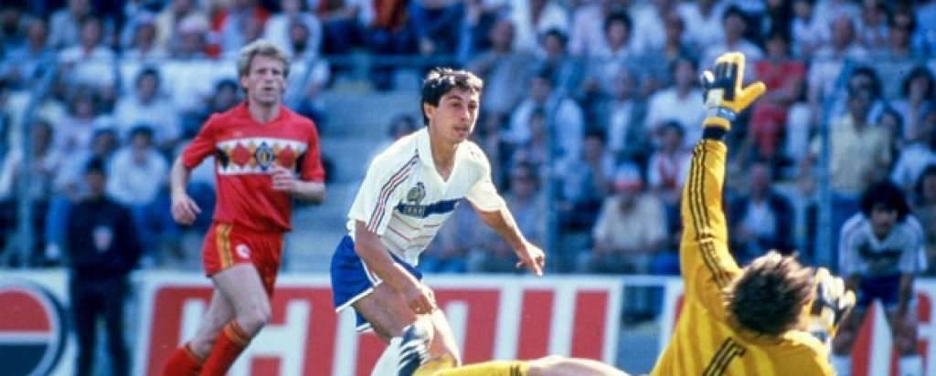 Евро 1984, групова фаза: Франция – Белгия 5:0
(Платини 4`, 74` от дузпа, 89`; Жирес 33`; Фернандес 43`)
Домакините на Евро 2014 започват с труден успех с 1:0 над Дания, но разгромната победа над Белгия показва силата на „петлите“. Талисманът Мишел Платини вкарва хеттрик в мача, след което добавя още шест до края на първенството, с което и досега е рекорден голмайстор на европейските финали с девет попадения. Впоследствие Франция печели и първата от двете си европейски титли досега.