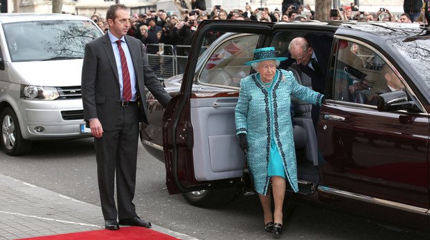Начинът, по който изглежда английската кралица Елизабет II, е въпрос на традиция и векове 