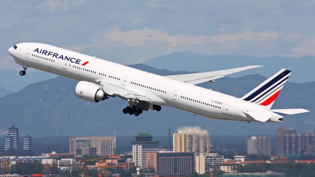 Air_France_Boeing_777-300ER_Zhu-1