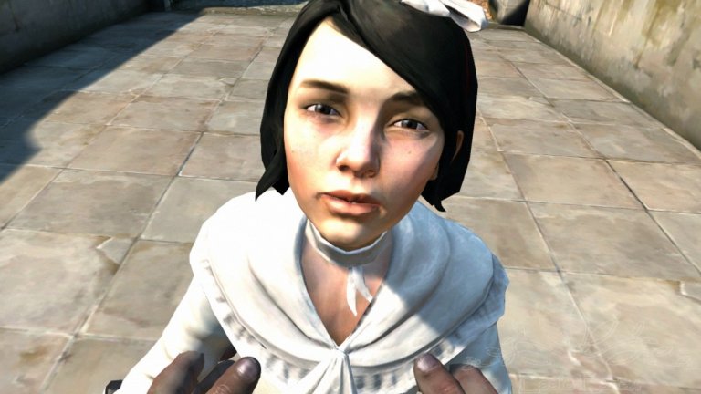 Клоуи Грейс Морец – Dishonored
Още от представянето си като млада супергероиня в Kick-Ass през 2010 г., Клоуи Грейс Морец стана една от най-търсените млади звезди в Холивуд. Докато по-голямата част от нейните роли са на големи екрани, Морец се решава да работи и като глас зад кадър от време на време. Не е изненадващо, че тя пресъздаде ролята си на Hit-Girl във видеоиграта Kick-Ass, но това беше ужасна игра, която играха малко хора. За щастие, Клоуи се появи и в далеч по-качествената Dishonored:  стелт екшън от 2012 г., която спечели многобройни награди за игра на годината. Въпреки че повечето геймъри не го знаят, Морец участва в ролята на лейди Емили Калдуин, която продължи да бъде един от главните главни герои и в Dishonored 2. По някаква причина актрисата обаче реши да не се върне като Емили за продължението (макар че лесно би могла да направи това, тъй като подобно на самата Емили, беше станала пълнолетна във времето след първоначалното издание на Dishonored) и беше заменена от Ерика Лутрел.