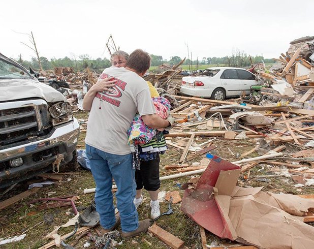 Жена, чийто дом е бил напълно разрушен от торнадото, прегръща свой близък