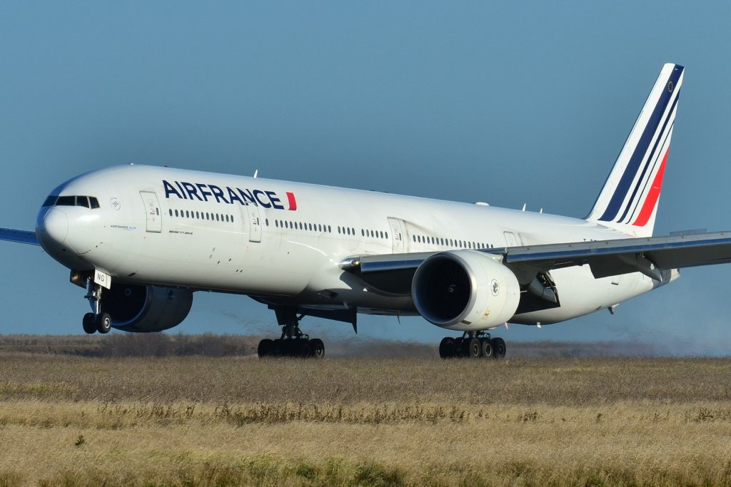 Boeing_777-300_Air_France_(AFR)_F-GZNG_-_MSN_32968_795_(9231088733)