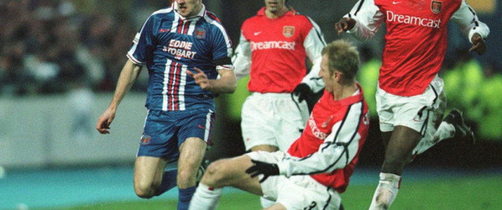 9. Игорс Степановс
Пристигна в Арсенал от Шконто Рига през 2000 г., но изигра само 17 мача, въпреки че се разписа в дебюта си за „артилеристите“. Най-запомнящият се двубой на централния защитник може би е загубата с 1:6 от Манчестър Юнайтед, в който Дуайт Йорк заби хеттрик в рамките на 21 минути, а латвиецът носеше персонална вина за поне два от головете на „червените дяволи“.