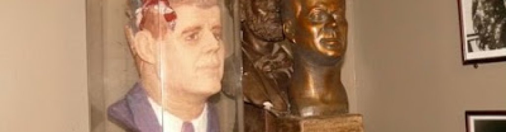 Бюст на простреляният Джон Кенеди 
На 22 ноември 1963 година американският президент Джон Кенеди беше убит, а убийството беше заснето от многобройните медии на място. Именно тези фотографии и видеа помагат на Музея на смъртта да изработи бюст на през