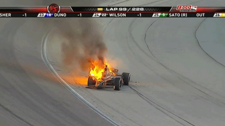 Колата на Симона гори по време на квалификацията за "500 мили на Индианаполис" през 2010.