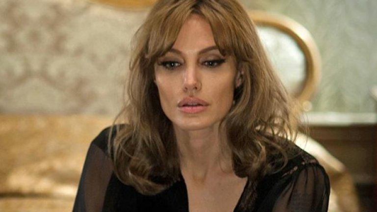 Джоли е в главната роля, но освен това е сценарист, режисьор и продуцент на филма