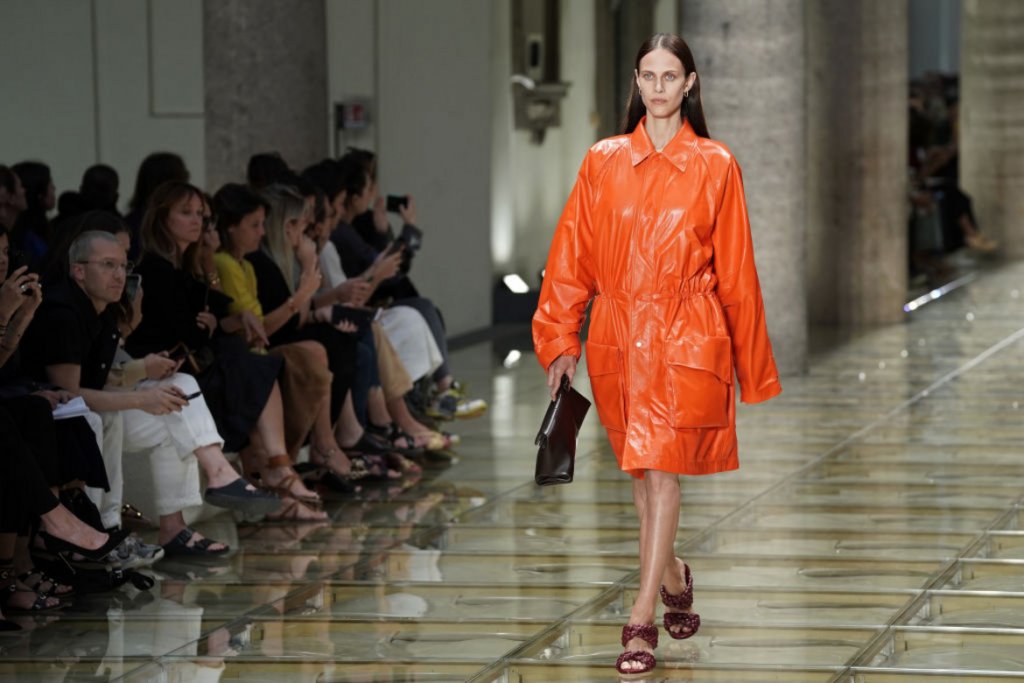 Пролетна кожа 
Някога кожата беше запазена за есента и зимата, а сега се готви да бъде търсена и през пролетта. 
На снимката: модел на Bottega Veneta