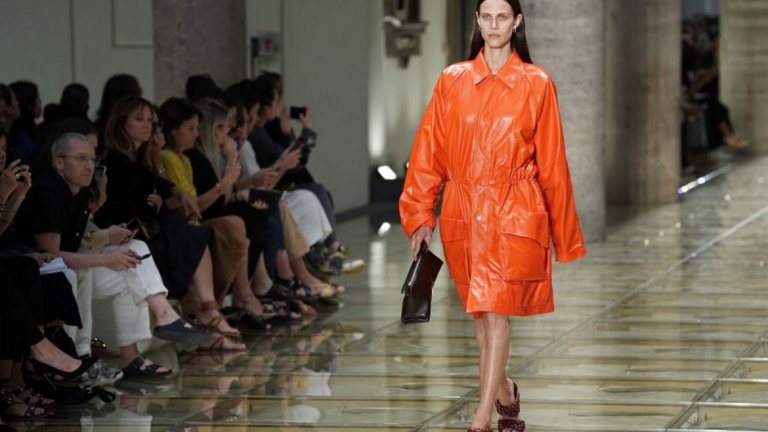 Пролетна кожа 
Някога кожата беше запазена за есента и зимата, а сега се готви да бъде търсена и през пролетта. 
На снимката: модел на Bottega Veneta