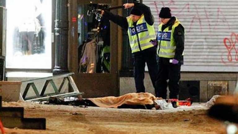 Няколко часа след взривовете в Стокхолм тялото на мъжа все още лежеше на земята