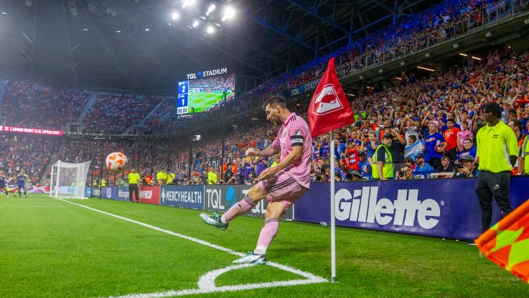 Меси докосна още един трофей