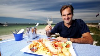 Федерер не е играл от година, но съвсем скоро ще спечели милиардния си долар. Как го прави швейцарецът?