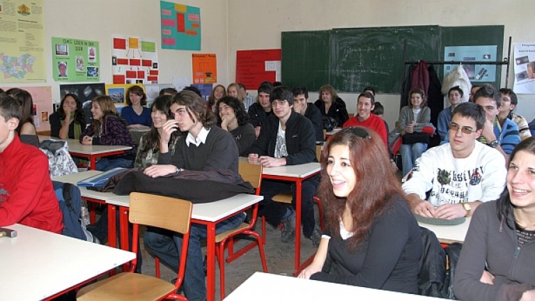 Над 58 000 зрелостници се явяват днес на държавния изпит по български език и литература