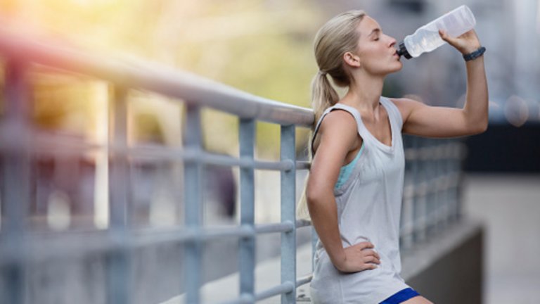 2. Хидратация
Поддържането на добра хидратация е от съществено значение за контролирането на апетита. Ако сте дехидратирани, е много вероятно да се създаде дисбаланс в нивата на натрий в тялото. Това, от своя страна, може да доведе до желание да приемате храни, богати на сол, които често са нездравословни и с много калории. 
Как да разберете от колко вода се нуждаете? 
Въпреки, че отговорът варира спрямо личното тегло, възрастта, физическата активност и ред други фактори, добър пример би бил: Ако тежите 70 килограма, то здравословното количество вода би било между 2,5 – 4 литра вода на ден. При установяването коя граница да изберете вземете предвид: климата, физическата активност и потенето.