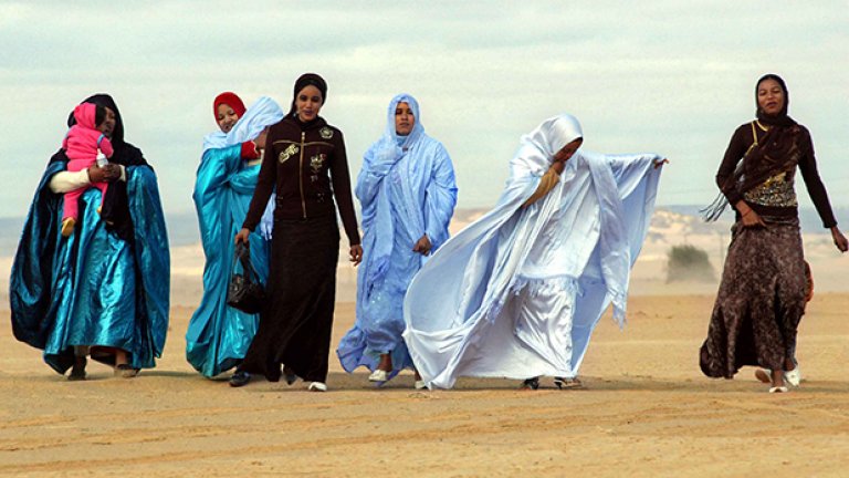 Млади берберки са облекли празничните си одежди , за да гледат състезание с камили в покрайнините на Гат. По традиция надбягванията се организират в края на декември.