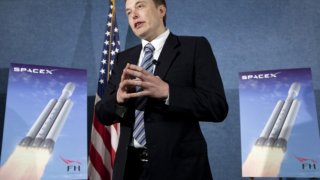 SpaceX обмисля база на Луната като междинна станция