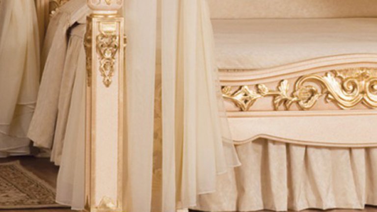 Таблото на леглото е капитонирано - във френски стил, а по желание на местата на бутоните могат да бъдат поставени диаманти.