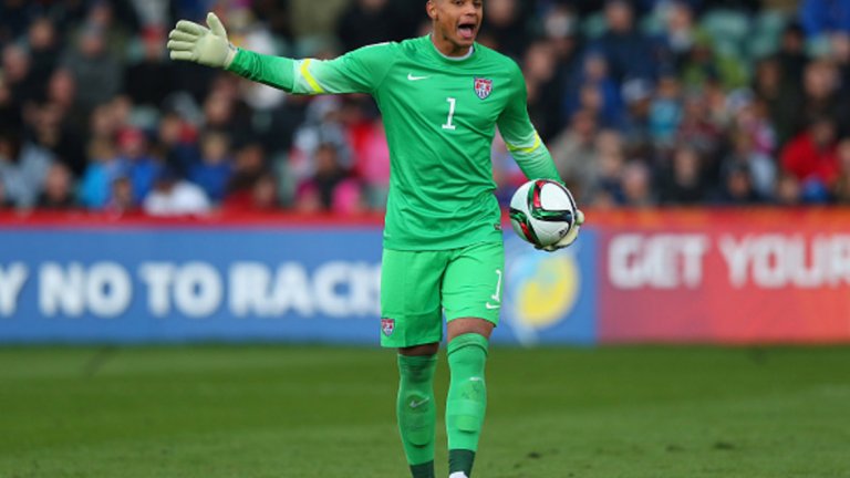 Като малък, играе като нападател и бележи доста, но в един мач детето, което трябвало да пази, не се появило и Зак застанал на голлинията.
„Той играеше баскетбол, играеше и бейзбол и имаше добри ръце и оттогава не е играл другаде“, разказва баща му.