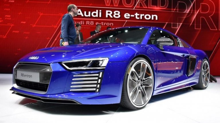 Audi R8 V10/R8 E-tron
В сравнение със зверове като Lamborghini Gallardo, R8 винаги е бил подценяван спортен автомобил със средно разположен двигател. А всъщност, става въпрос за невероятно вълнуващо возило, задвижвано от 5,2-литров V10 мотор с мощност 610 конски сили и за разлика от Ferrari 488 GTB тук даунсайзинга още не е модерен. В сравнение със своя предшественик новият R8 е с купе от композитни материали, което с 15% по-леко и с 40% по-здраво. Това означава, че R8 ще ускорява, ще спира и ще завива още по-добре.
Напълно електрическият E-tron разполага с батерия с капацитет почти два пъти по-голям от този на Tesla Model S. Пробегът с едно зареждане е 450 километра, а ускорението от 0 до 100 км/ч отнема едва 3,9 секунди.