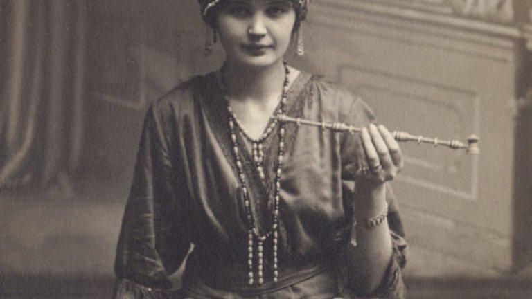 Жена пуши опиум - пощенска картичка от началото на 20 век
