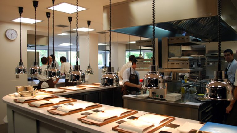 Mugaritz има две менюта за дегустация, които се променят ежедневно според това с какво главният готвач Андони Луис Адуриз успява да се сдобие на уличните пазари.