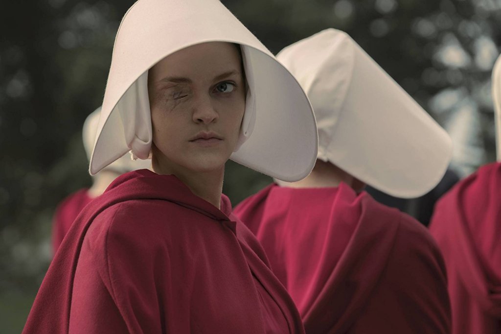БОНУС: Историята на прислужницата 
Сериалът, който обра купчина награди „Еми“, е базиран на известния роман на Маргаред Атууд, който получава първото си издание на български в началото на ноември. Дори и да сте гледали сериала, ние препоръчваме книга