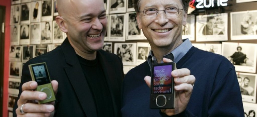 Microsoft Zune (2006)
През 2006 -та година Microsoft реши да влезе в голяма битка с Apple и пусна Zunе. Идеята за конкурент на iPod докара много хора до екстаз, но нещата не се оказаха толкова прости. Фактът, че можеш да си пускаш поръчани парчета само до три пъти в рамките на три дни и че можеш да споделяш само с друг Zune, както и липсата на възможност за закупуване на видео тотално убиха идеята и дори по-елегантния дизайн на следващия модел - Zune HD - не успя да спаси положението.
