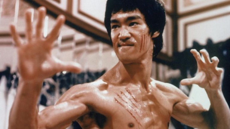 "Драконът идва" (Enter the Dragon, 1973)
Бойната класика на Робърт Клуус е последното участие на легендарния Брус Лий. Заснет за 850 000 долара, този филм е истински шедьовър в жанра, като изненадва със страхотни визуални ефекти и хореография. Ако гледате внимателно, някъде там, в боевете, ще забележите и младия и никому неизвестен тогава Джеки Чан...